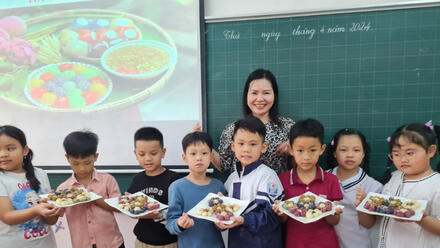 Tết Hàn thực - Trải nghiệm thú vị của học sinh lớp 2A, 2B Trường Tiểu học Thủ Sỹ, Tiên Lữ, Hưng Yên